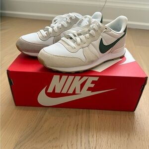 Nike Womens Cream and Dark Green Sneakers